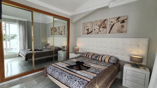 Nice Duplex Home, Marbella, See View, Hotel Resort tesisinde bir odada yatak veya yataklar