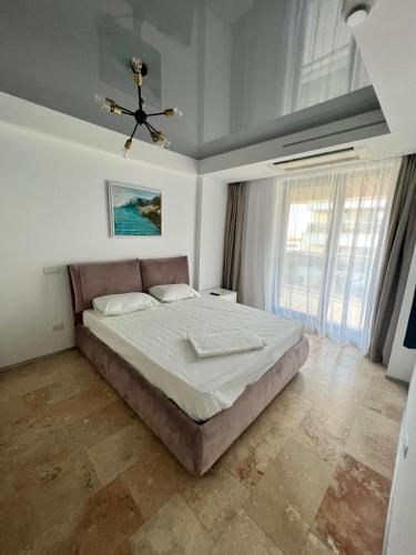 1 dormitorio con 1 cama grande y ventilador de techo en Apartament Maria Novum Residence, en Olimp