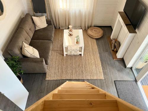 vista sul soffitto di un soggiorno con divano e tavolo di Oak Heart, Lucavsalas namiņš a Riga