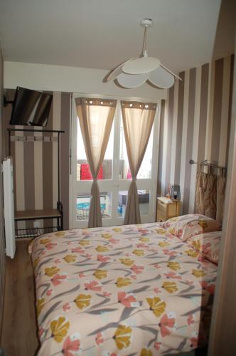 a bedroom with a bed with a colorful bedspread at Vue mer les Becs Saint Hilaire in Saint-Hilaire-de-Riez