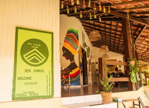 ein grünes Schild an der Wand eines Restaurants in der Unterkunft Vila Flexal Pousada in Alter do Chao