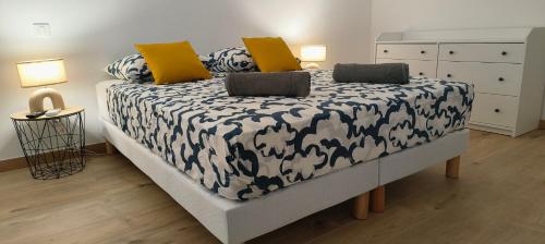 une chambre avec un lit avec une couette noire et blanche dans l'établissement PLEIN SUD - moderne studio avec mezzanine- Hyper centre Antibes - Proche port, à Antibes