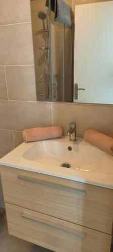 une salle de bain avec un lavabo blanc et un miroir dans l'établissement PLEIN SUD - moderne studio avec mezzanine- Hyper centre Antibes - Proche port, à Antibes