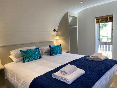 Кровать или кровати в номере Acorn Lodge with Hot Tub