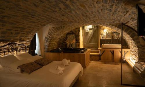 Postel nebo postele na pokoji v ubytování Hébergement insolite avec jacuzzi privatif Millau