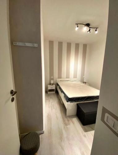 een slaapkamer met een bed in een kamer met een deur bij [SolMare] Apartments - Private parking - Pool in Rosapineta
