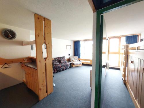 - un salon avec un canapé et une porte ouverte dans l'établissement 2 pièces skis aux pieds près de l'ESF et commerces - FR-1-411-780, à Bourg-Saint-Maurice