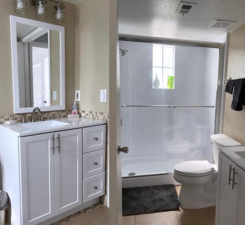 een badkamer met een douche, een toilet en een wastafel bij Villa near Disney, Orlando in Kissimmee