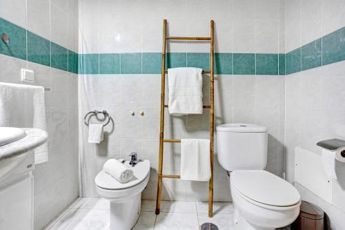 een badkamer met een toilet en een wastafel bij Apartamento Fénix Garajau in Caniço