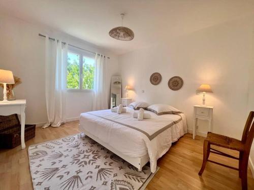 um quarto com uma cama, uma secretária e uma janela em Jolie Villa du Gaucher - Détente - Calme - Campagne em Cosnac