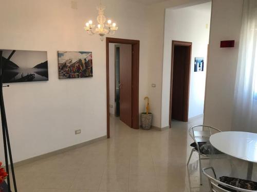 un soggiorno con un lampadario e un tavolo di Panorama sui trulli ad Alberobello