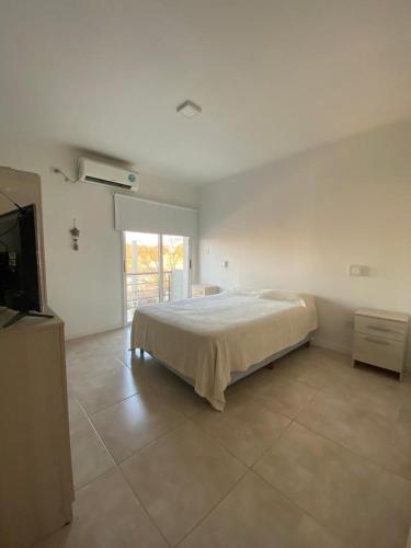 1 dormitorio con 1 cama y Tv LED en Departamento en Costanera, piso 2 en Gualeguaychú
