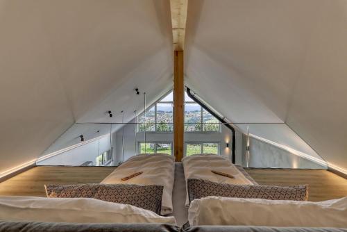 - une chambre avec 2 lits dans une chambre avec une fenêtre dans l'établissement Chalet Panorama, à Freyung