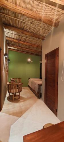 um quarto com uma cama e um tecto de madeira em Hotel Tulmas em Tilcara