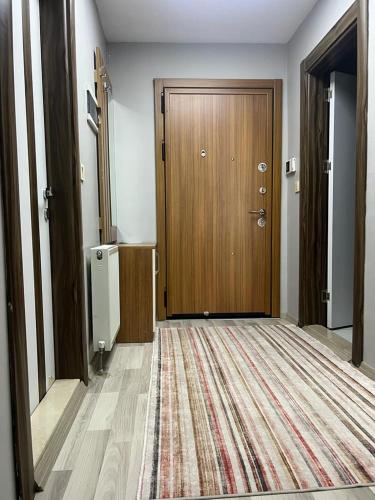 korytarz z drewnianymi drzwiami i dywanem w obiekcie Comfort house Van w mieście Wan
