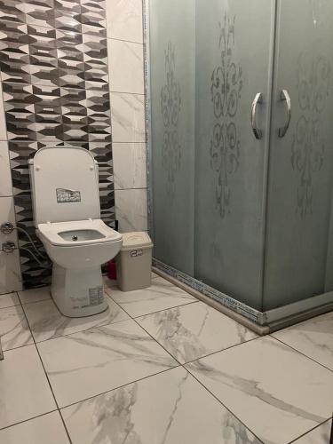 uma casa de banho com um WC e um chuveiro em Comfort house Van em Van