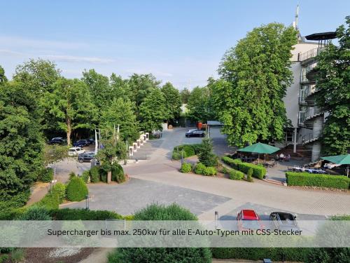 una vista aérea de un aparcamiento con coches aparcados en Best Western Premier Hotel Villa Stokkum, en Hanau am Main