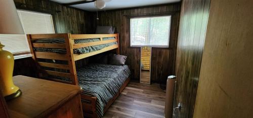 een slaapkamer met een stapelbed en een bureau bij Hillside Haven in New Market