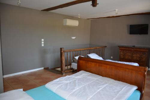 sypialnia z 2 łóżkami i telewizorem z płaskim ekranem w obiekcie gite en touraine climatise w mieście Assay