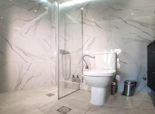Ένα μπάνιο στο Berries Luxury Apartments