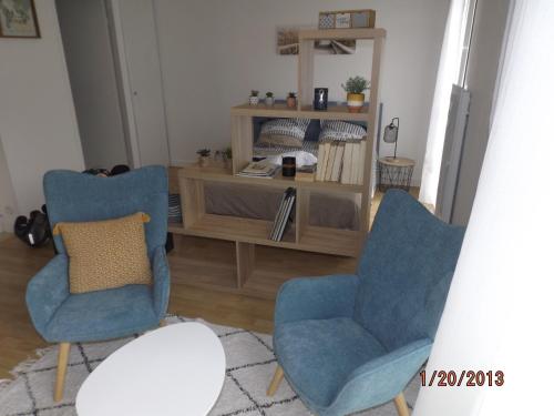 - deux chaises et une table dans le salon dans l'établissement LA ROCHELLE MIRANDE T1BIS, à La Rochelle