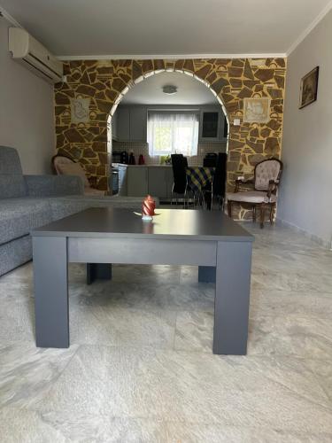 einen Tisch in der Mitte eines Wohnzimmers in der Unterkunft Plaza House in Kanáki