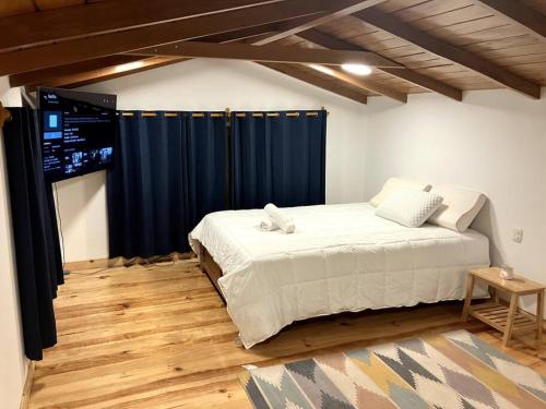 1 dormitorio con cama y cortina azul en Minicasa familiar con tina medicinal. en Urubamba