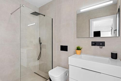 Un baño con ducha, inodoro y lavabo. en Santiago Sunny Seabreeze Villa, en Santiago de la Ribera