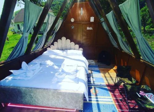 een bed in een tent bij UNDER STARS HOUSE in Vermosh