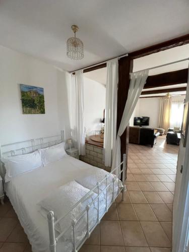 1 dormitorio con 1 cama y sala de estar en Gite d'Ecosse, en Azille