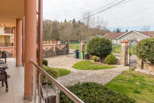 a balcony with a view of a yard at Pensiunea Laura in Sînmartin