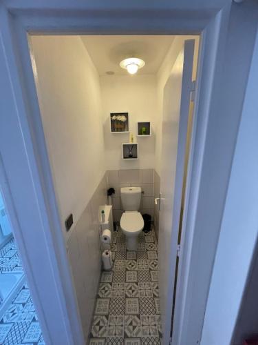 a small bathroom with a toilet in a room at Gite d'Ecosse in Azille
