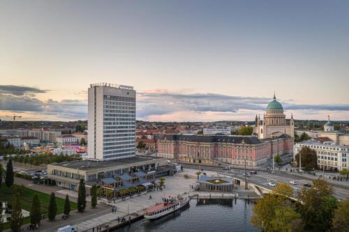 vistas a una ciudad con río y edificios en Mercure Hotel Potsdam City, en Potsdam