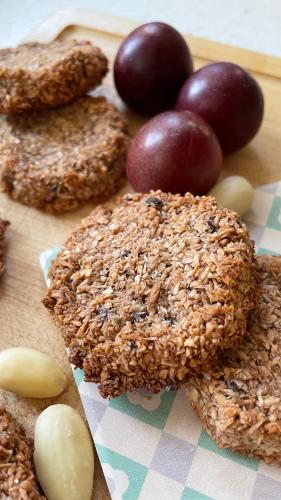 a group of oatmeal cookies and apples on a cutting board at Bio&B Acquaviva in Otranto