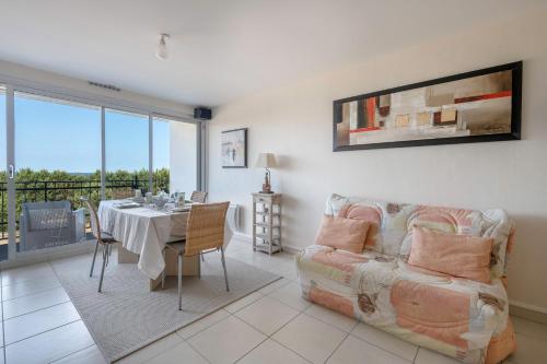 un salon avec une table et un canapé dans l'établissement Face mer appartement pour 4 à Saint Brévin, à Saint-Brévin-les-Pins