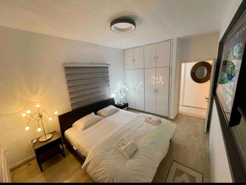 Modern 3BDR in Acropolis-Nicosia في Strovolos: غرفة نوم بسرير ابيض كبير مع وسادتين