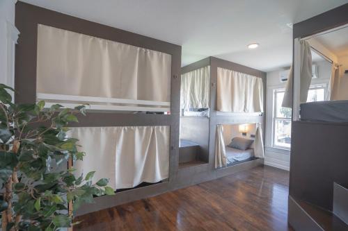 Cet appartement comprend une chambre avec un lit et une fenêtre. dans l'établissement Burlington Hostel, à Los Angeles