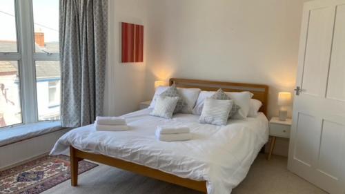 um quarto com uma cama com duas toalhas em Beechwood House em The Mumbles