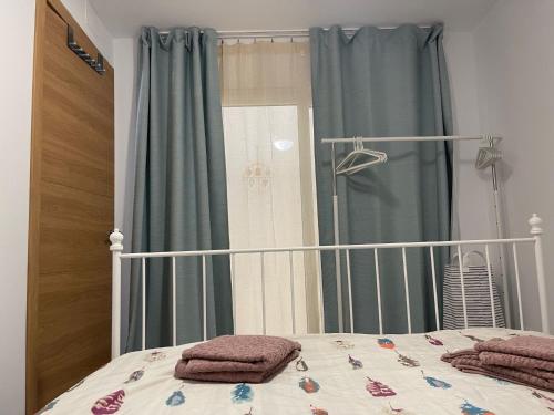 ein Bett mit zwei Kissen darauf in einem Schlafzimmer in der Unterkunft Del Mar 1C - New Beach First floor One bed flat in Puerto de Sagunto