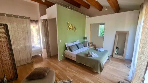 um quarto com uma cama e um sofá em Villa Murati 6 pers à 5 min de la mer em Sisco