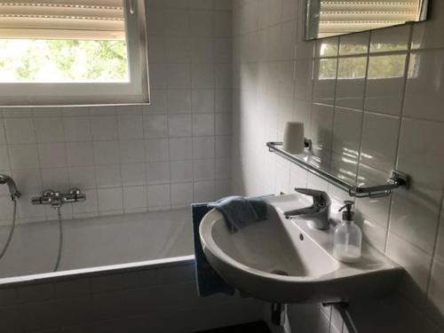 a bathroom with a sink and a bath tub at Fokus Time out in Dessel