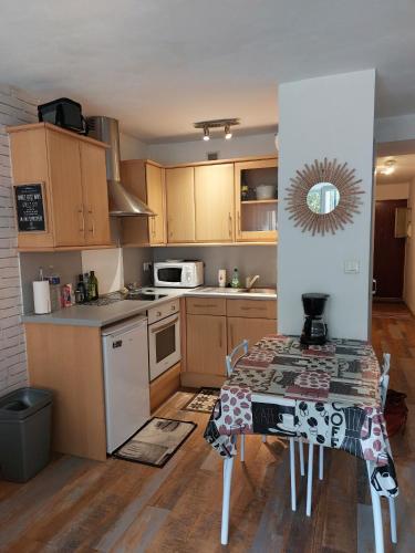 une cuisine avec une table et une cuisine avec une cuisinière dans l'établissement Studio capacite 2 personnes quartier corniche a quelques pas des plages et petit centre ville, à Sète