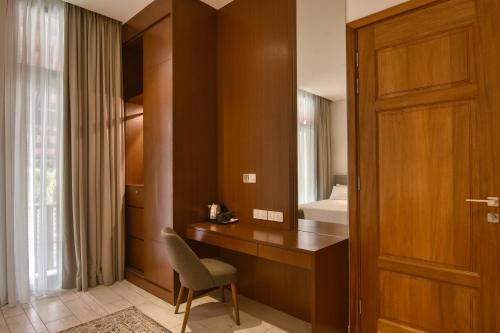 マスジッド・タナにあるElshape Holiday VILLAのベッドルーム(デスク、椅子、鏡付)
