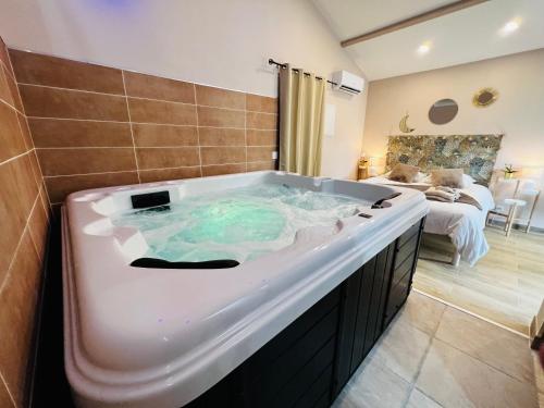 En eller flere senge i et værelse på Laloveroom