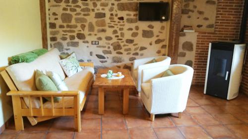 sala de estar con sofá, 2 sillas y mesa en Casa Rural Espeñitas, en La Alberca