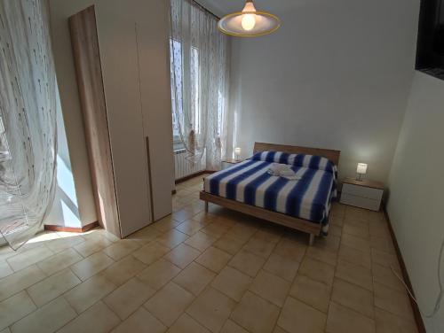 ein Schlafzimmer mit einem Bett in einem Zimmer mit einem Fenster in der Unterkunft Coccole Apartment in La Spezia