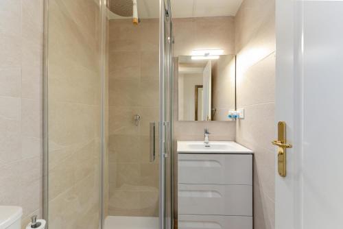 La salle de bains est pourvue d'une douche et d'un lavabo. dans l'établissement Duquesa Port retreat, à Manilva
