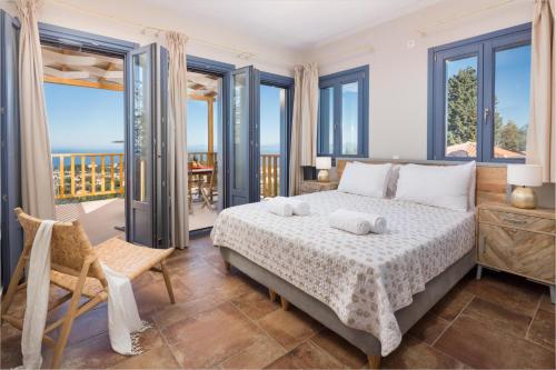 une chambre avec un lit et un balcon dans l'établissement Mare by Vintage Travel, à Tsoukaladhes