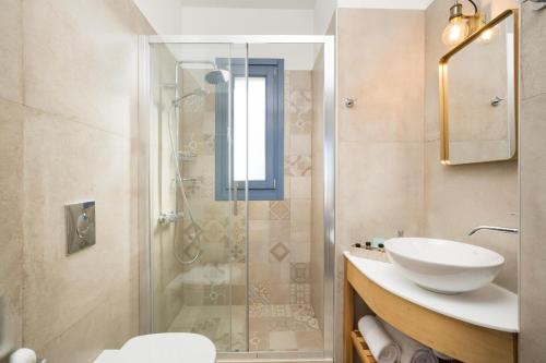 une salle de bain avec toilettes, lavabo et douche dans l'établissement Mare by Vintage Travel, à Tsoukaladhes