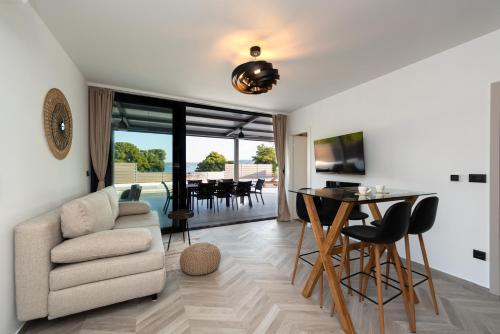 Beach Haven house with pool and Jacuzzi